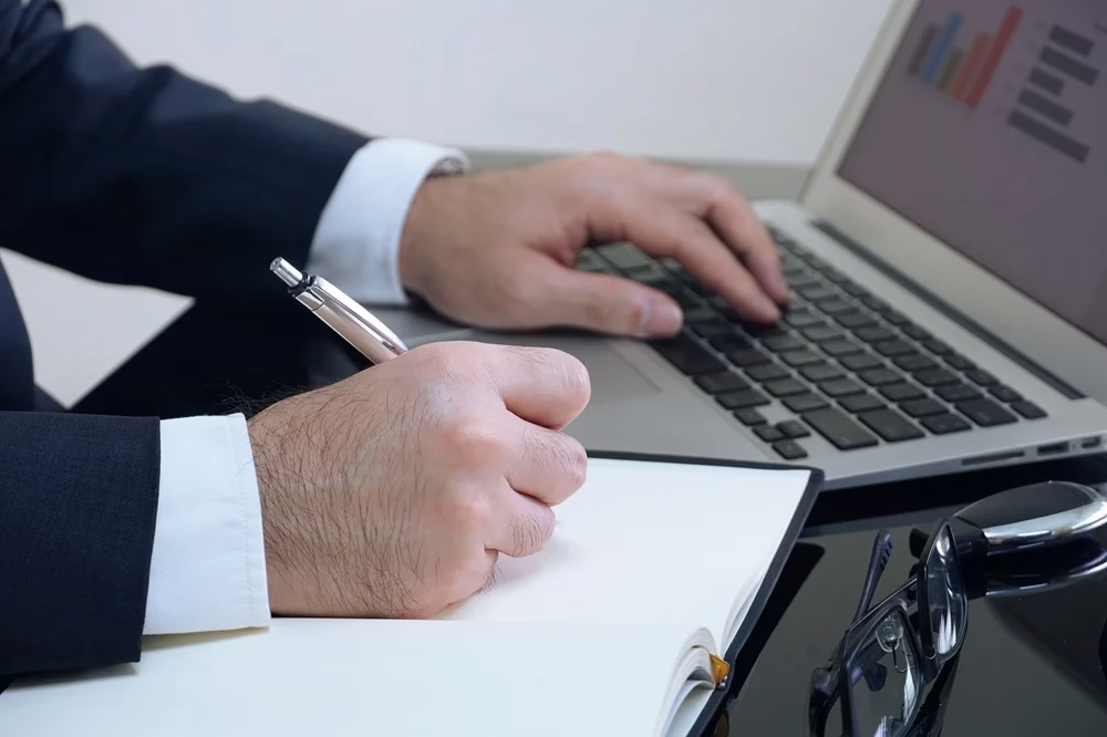 Descubre qué hace un perito informático, su formación, herramientas, especializaciones y salidas profesionales en el análisis forense digital.